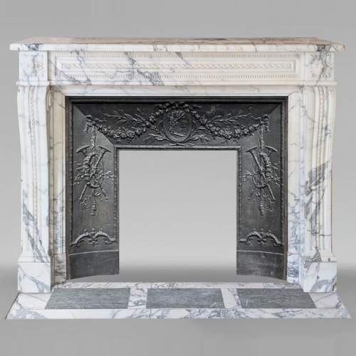 Cheminée de style Louis XVI en marbre Arabescato au bandeau perlé