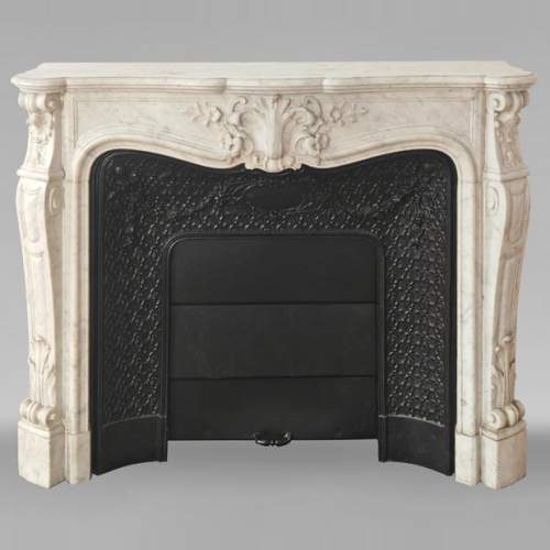 Cheminée de style Louis XV en marbre de Carrare, ornée d'une palmette fleurie
