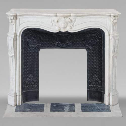 Cheminée de style Louis XV en marbre de Carrare décorée d'une palmette