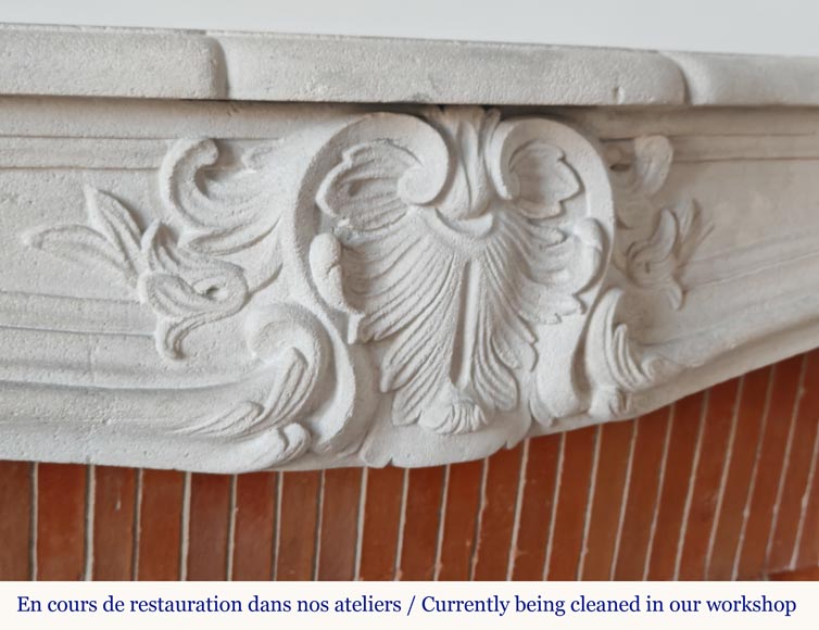 Cheminée de style Louis XV en pierre décorée d'une palmette-2