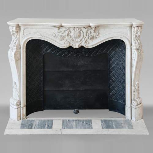 Cheminée de style Louis XV en marbre de Carrare très sculptée