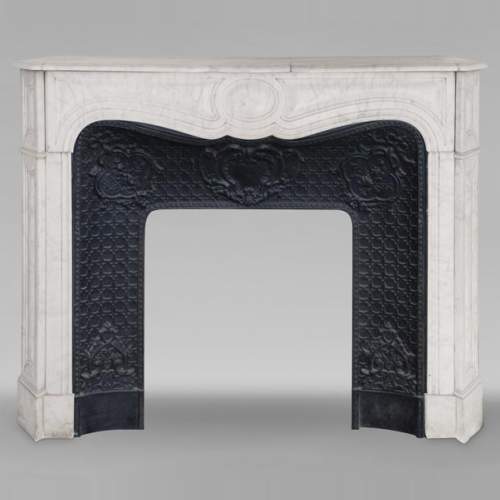 Cheminée de style Louis XV modèle Pompadour en marbre de Carrare