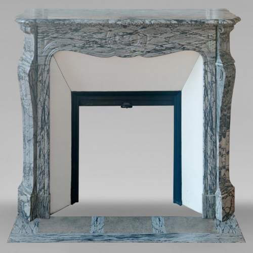 Cheminée de style Louis XV modèle Pompadour en marbre bleu Fleuri