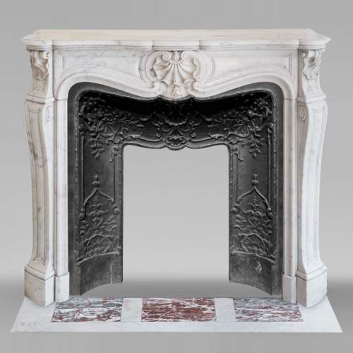 Cheminée de style Louis XV aux trois coquilles sculptée en marbre de Carrare