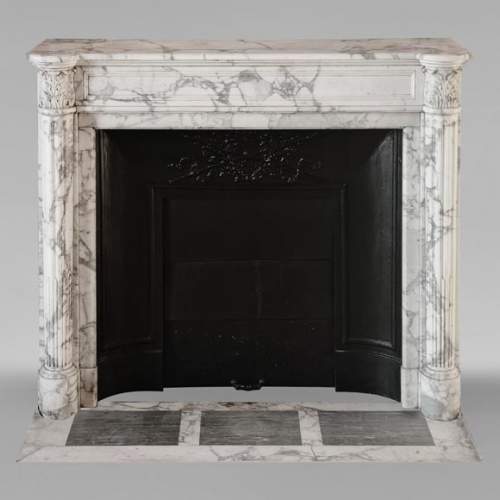 Cheminée de style Louis XVI à demi-colonnes en marbre Arabescato