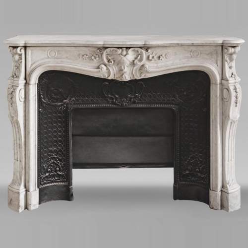 Cheminée de style Louis XV en marbre de Carrare très sculptée