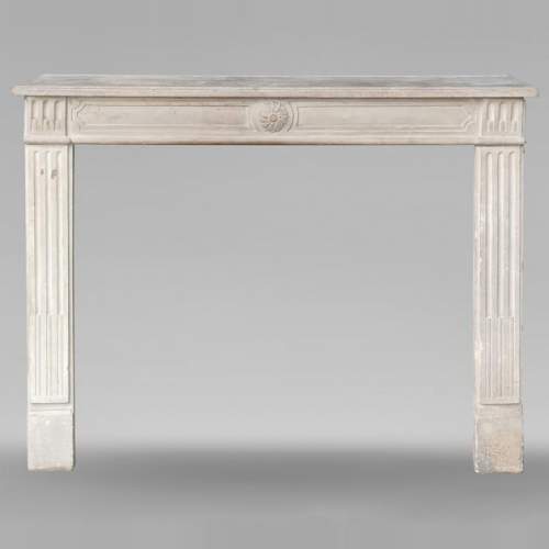 Cheminée d'époque Louis XVI sculptée en pierre