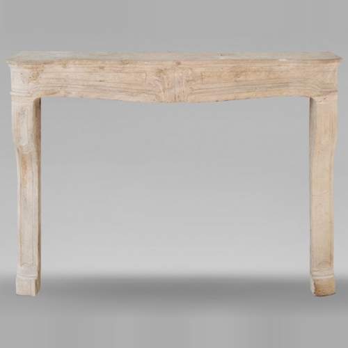 Cheminée bourguignone d'époque Louis XV sculptée en pierre décorée d'une palmette