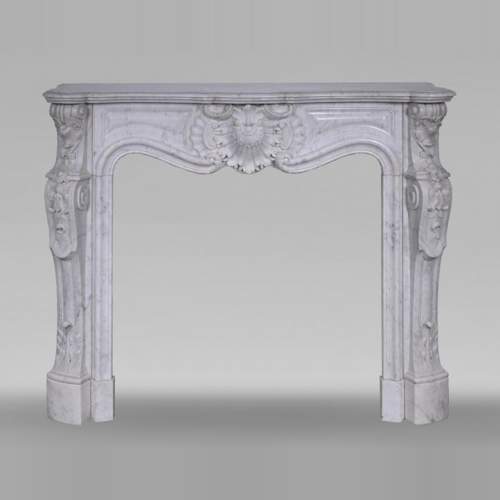 Cheminée de style Louis XV en marbre de Carrare au bandeau très sculpté