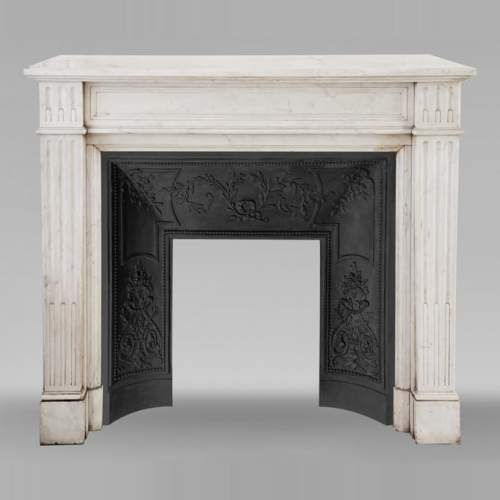 Cheminée de style Louis XVI décorée de cannelures rudentées, en marbre de Carrare