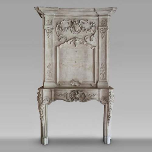Cheminée d'époque Louis XV en pierre avec son trumeau sculpté