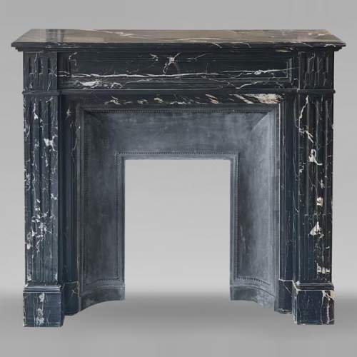Cheminée de style Louis XVI moulurée en marbre noir Marquina