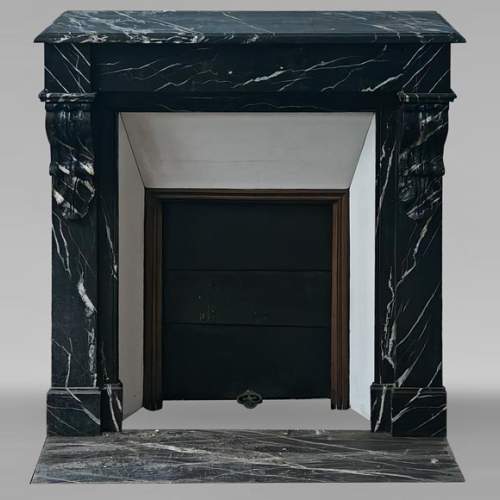 Cheminée de style Napélon III à modillons en marbre noir Marquina
