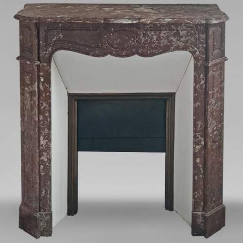 Cheminée de style Louis XV modèle Pompadour en marbre Rouge du Nord