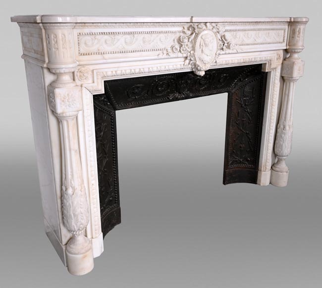 Cheminée en marbre de style Louis XVI à colonnes bombées et médaillon au profil féminin-8