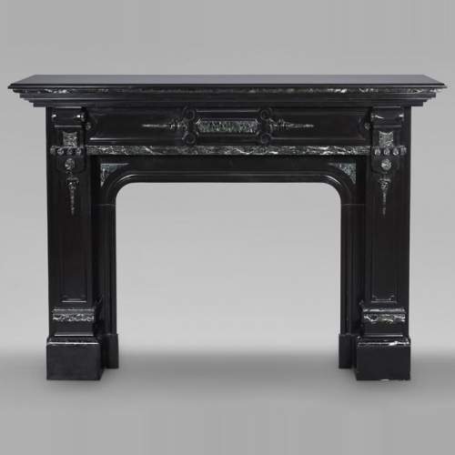 Cheminée de style Napoléon III bicolore sculptée en marbre noir fin et Vert de Mer