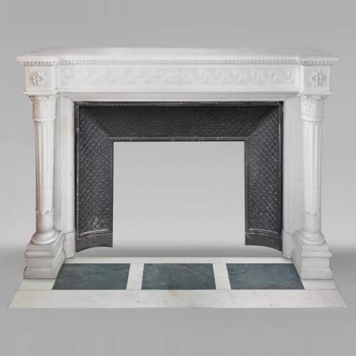 Grande cheminée de style Louis XVI aux colonnes corinthiennes