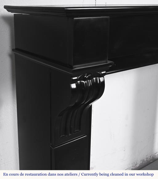 Cheminée de style Napoléon III à modillons, en marbre noir fin de Belgique-3