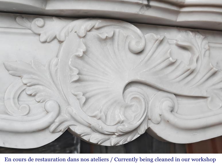 Cheminée style Louis XV à la coquille asymétrique, en marbre de Carrare-2