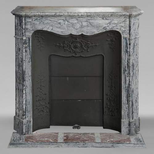 Petite cheminée de style Louis XV modèle Pompadour en marbre bleu Fleury