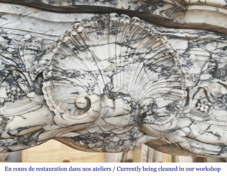 Grande cheminée de style Louis XV décorée d'une large coquille, en marbre de Saravenza-2