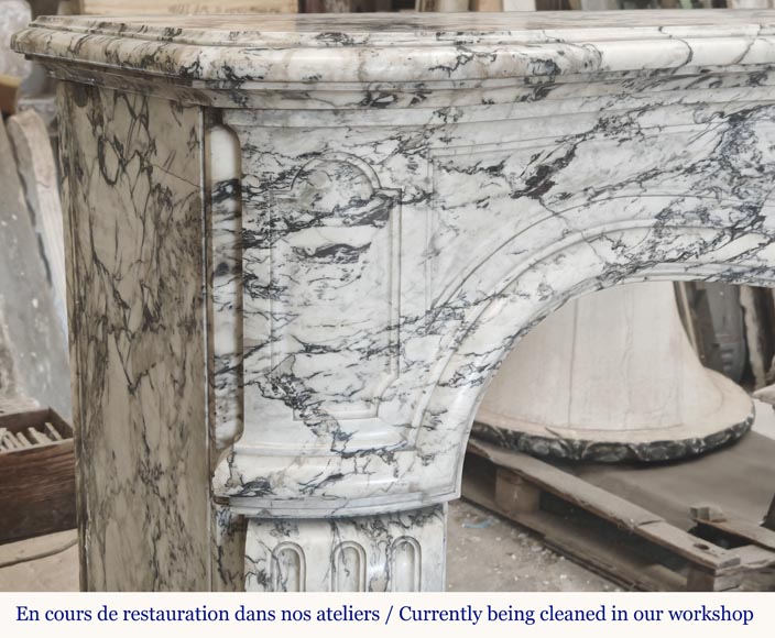 Grande cheminée de style Louis XV décorée d'une large coquille, en marbre de Saravenza-6