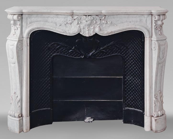 Cheminée de style Louis XV en marbre de Carrare décorée d'une coquille-0