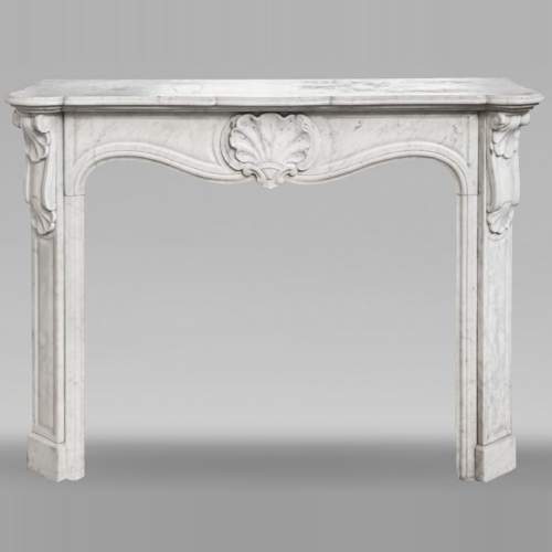 Cheminée style Louis XV en marbre de Carrare décorée d'une coquille