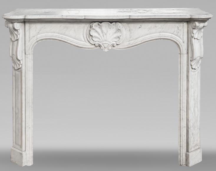 Cheminée style Louis XV en marbre de Carrare décorée d'une coquille-0