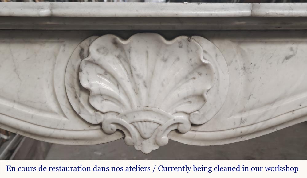 Cheminée style Louis XV en marbre de Carrare décorée d'une coquille-1