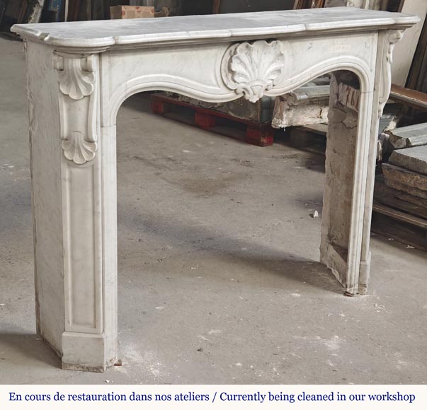 Cheminée style Louis XV en marbre de Carrare décorée d'une coquille-2