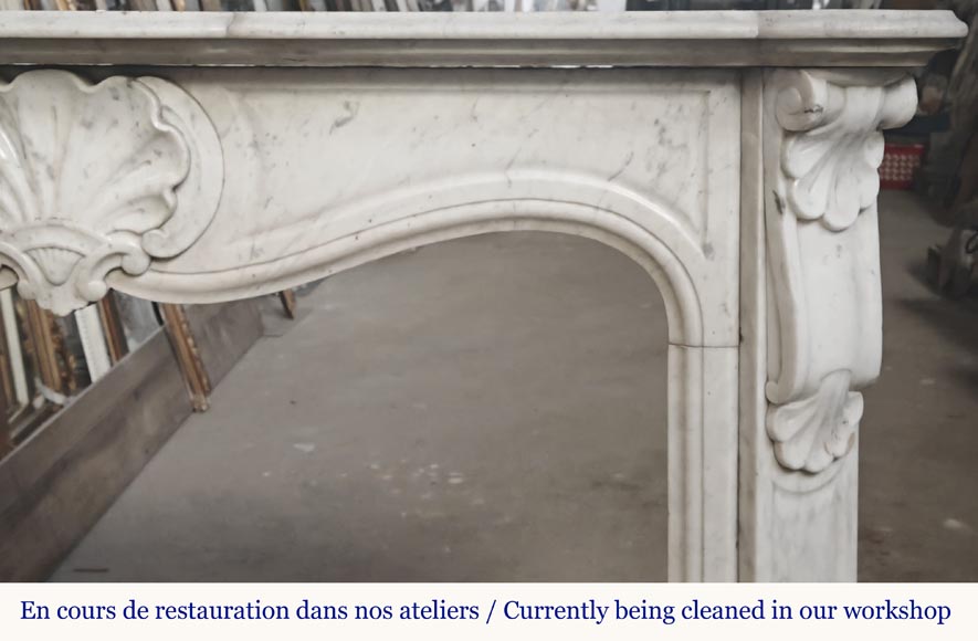 Cheminée style Louis XV en marbre de Carrare décorée d'une coquille-5