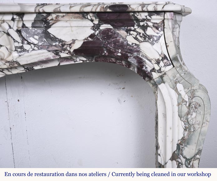 Cheminée de style Louis XV en brèche violette, décorée d'une coquille-9