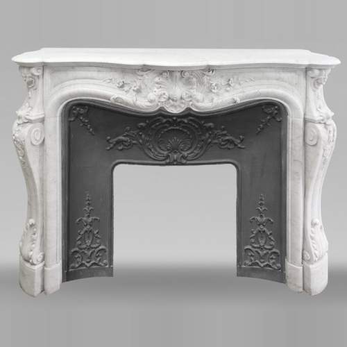 Cheminée de style Louis XV en marbre de Carrare, décorée d'une coquille fleurie