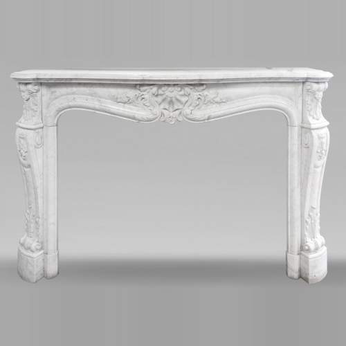 Cheminée style Louis XV richement sculpté en marbre de Carrare