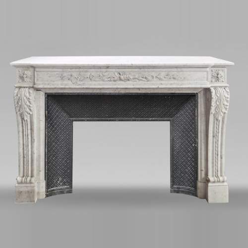 Cheminée de style Louis XVI en marbre de Carrare décorée d'un arc et d'un carquois