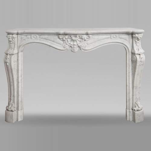 Grande cheminée de style Louis XV en marbre de Carrare décorée de coquilles et de fleurs