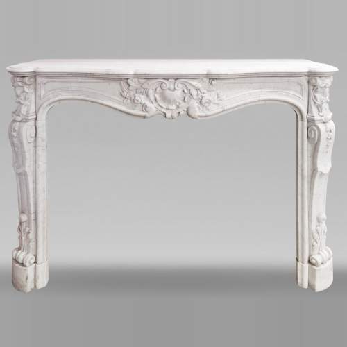 Cheminée de style Louis XV en marbre de Carrare, à décor de coquille et de fleur