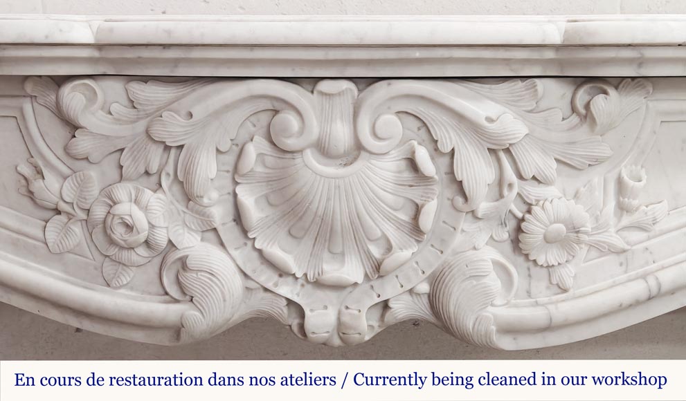 Cheminée de style Louis XV en marbre de Carrare, à décor de coquille et de fleur-1