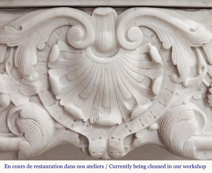 Cheminée de style Louis XV en marbre de Carrare, à décor de coquille et de fleur-2