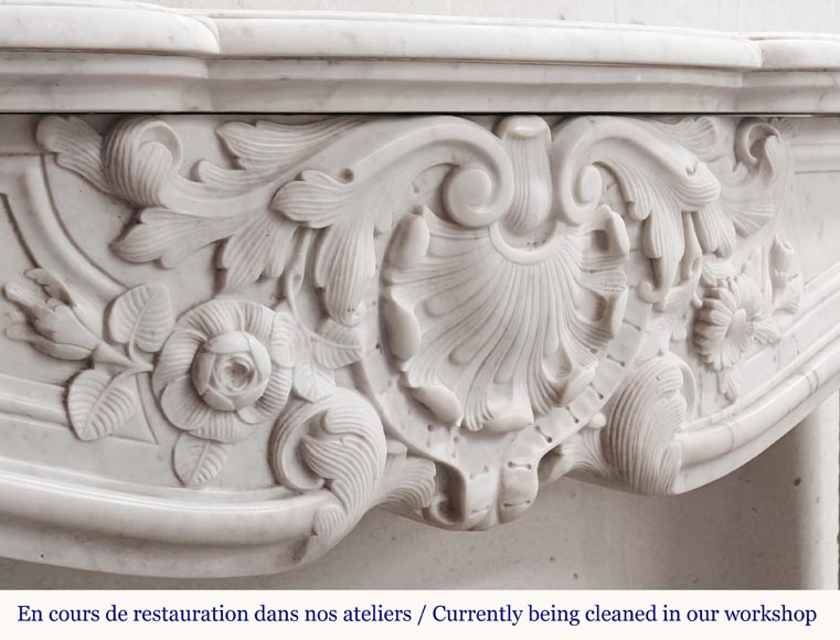 Cheminée de style Louis XV en marbre de Carrare, à décor de coquille et de fleur-3