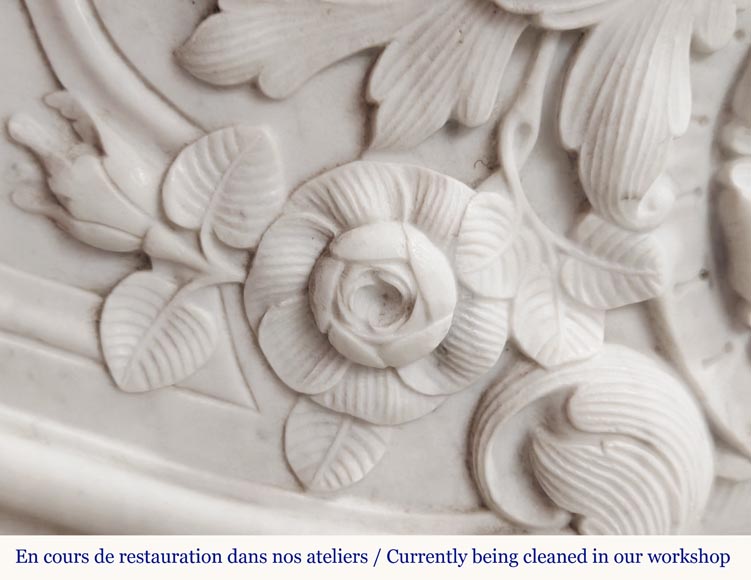 Cheminée de style Louis XV en marbre de Carrare, à décor de coquille et de fleur-4
