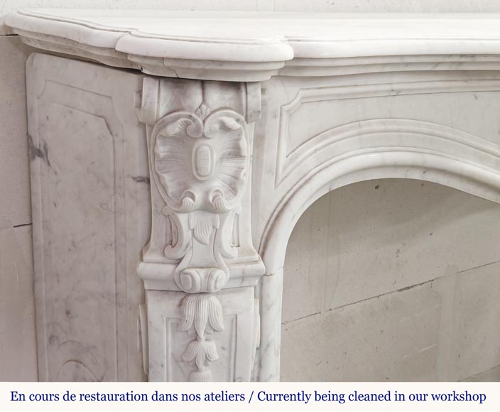 Cheminée de style Louis XV en marbre de Carrare, à décor de coquille et de fleur-5