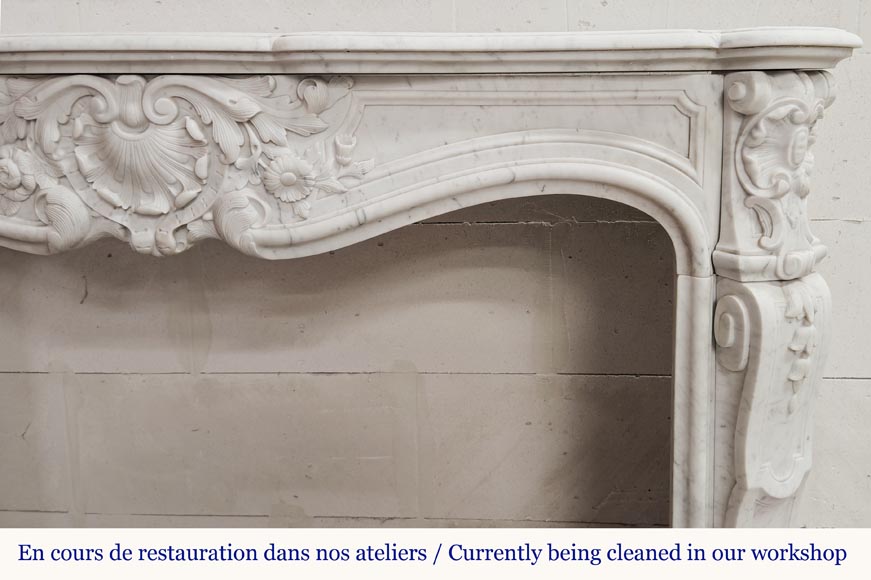 Cheminée de style Louis XV en marbre de Carrare, à décor de coquille et de fleur-8
