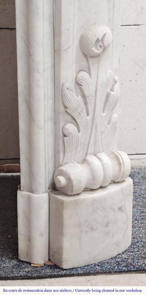 Cheminée de style Louis XV en marbre de Carrare, à décor de coquille et de fleur-10