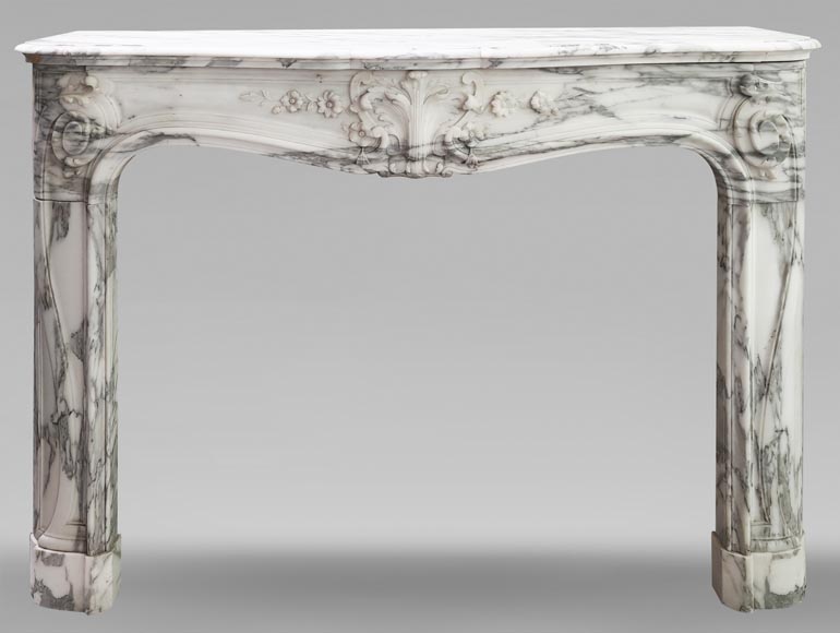Cheminée style Louis XV à la palmette fleurie, en marbre Arabescato-0
