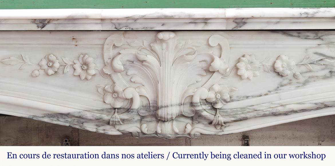 Cheminée style Louis XV à la palmette fleurie, en marbre Arabescato-1