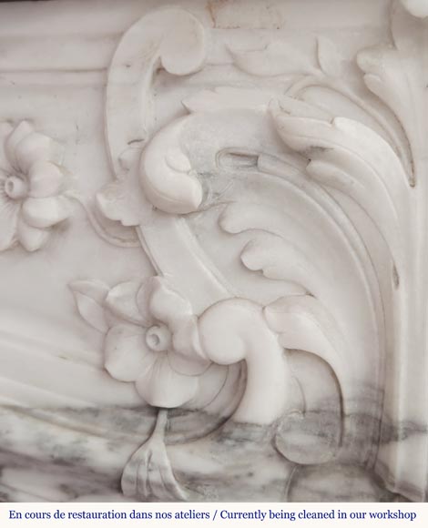 Cheminée style Louis XV à la palmette fleurie, en marbre Arabescato-5