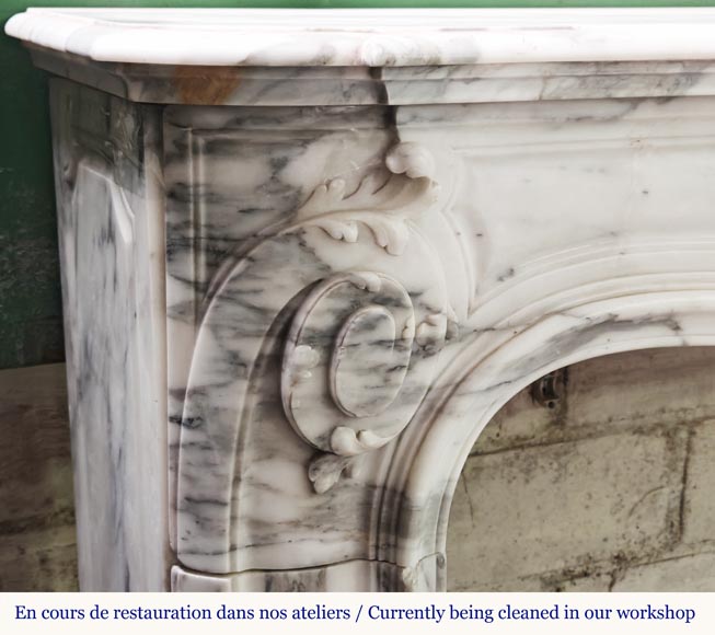 Cheminée style Louis XV à la palmette fleurie, en marbre Arabescato-7