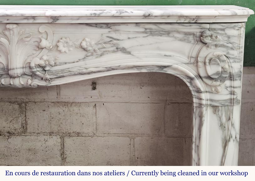 Cheminée style Louis XV à la palmette fleurie, en marbre Arabescato-10